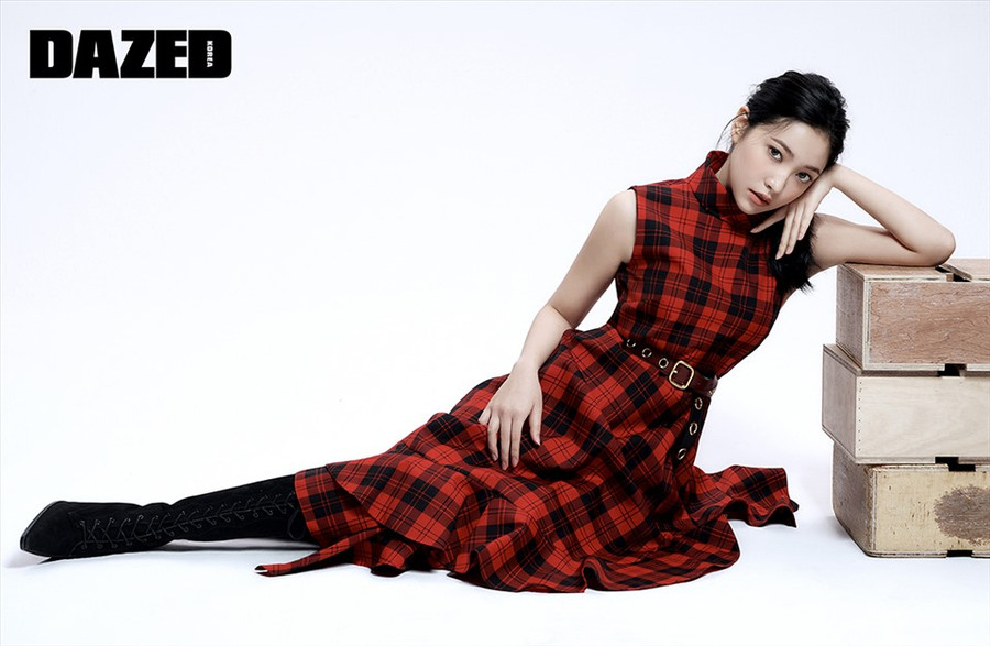 Trong bộ ảnh mới đây, Yeri đã phá vỡ hình tượng em út ngây thơ, đáng yêu của Red Velvet. Thay vào đó là một Yeri quyến rũ, trưởng thành. Từ ánh mắt đến biểu cảm khuôn mặt của Yeri đều toát lên vẻ sang chảnh, kiêu kỳ. Ảnh: Dazed Korea