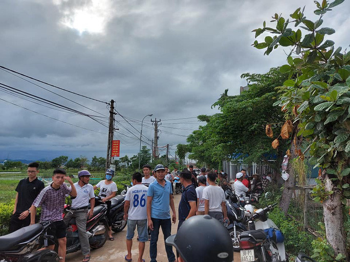 Người dân địa phương xôn xao trước vụ án mạng Người dân địa phương xôn xao trước vụ án mạng