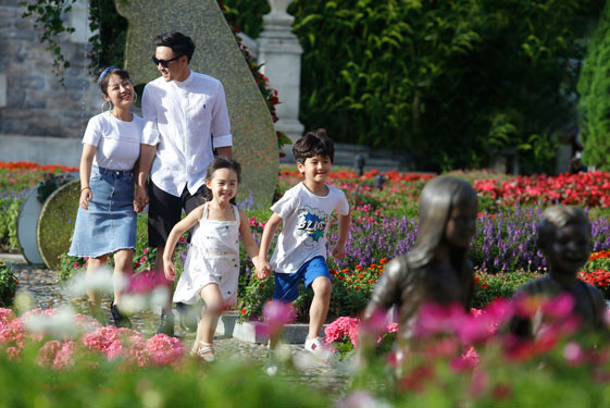 Khách tham quan tại Khu Du lịch Bà Nà Hills (TP Đà Nẵng). Ảnh: BÍCH VÂN