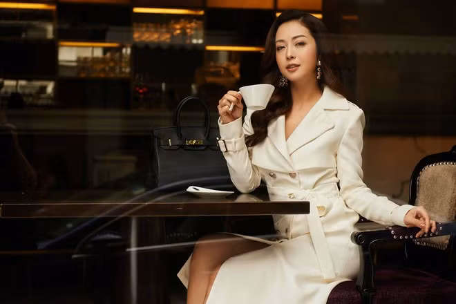 Mới đây, Hoa hậu Jennifer Phạm vừa thực hiện bộ ảnh thời trang với chủ đề nữ quyền. Hầu hết các thiết kế giúp người mặc thể hiện vẻ đẹp sang trọng của người phụ nữ nhưng vẫn không kém phần trẻ trung, năng động. ẢNH: NVCC