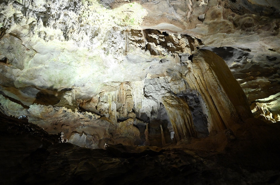 Chứng kiến những hình ảnh kỳ lạ của tạo hóa thiên nhiên, mỗi du khách không khỏi xúc động trước vẻ đẹp của các khối thạch nhũ. Chứng kiến những hình ảnh kỳ lạ của tạo hóa thiên nhiên, mỗi du khách không khỏi xúc động trước vẻ đẹp của các khối thạch nhũ.