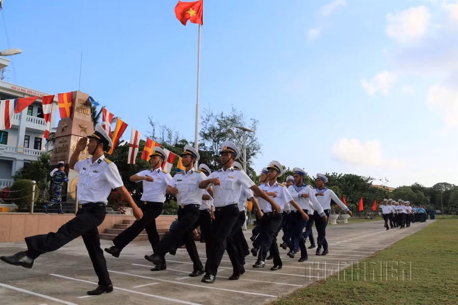 Duyệt đội ngũ trong lễ chào cờ trên đảo Song Tử Tây (Trường Sa) ẢNH: MAI THANH HẢI