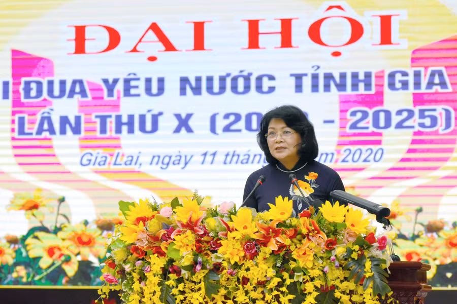 Bà Đặng Thị Ngọc Thịnh-Ủy viên Ban Chấp hành Trung ương Đảng, Phó Chủ tịch nước, Phó Chủ tịch thứ nhất Hội đồng Thi đua-Khen thưởng Trung ương, phát biểu tại Đại hội Thi đua yêu nước tỉnh Gia Lai lần thứ X. Ảnh: Đức Thụy