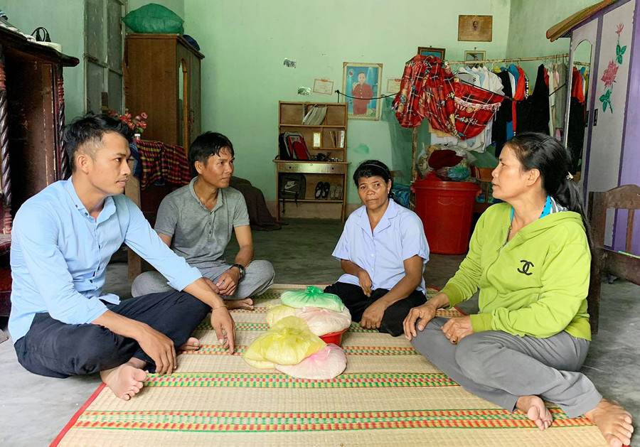  Bà Ksor Hoăc (thứ 2 từ phải sang; buôn Biah A, xã Ia Tul, huyện Ia Pa) phấn khởi khi được nhận gạo hỗ trợ. Ảnh: H.T