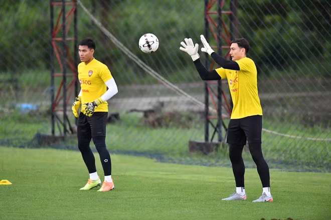 Văn Lâm (phải) tích cực tập luyện chuẩn bị cho vòng 7 Thai League MUANGTHONG UNITED