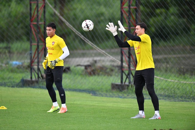 Văn Lâm (phải) tích cực tập luyện chuẩn bị cho vòng 7 Thai League MUANGTHONG UNITED
