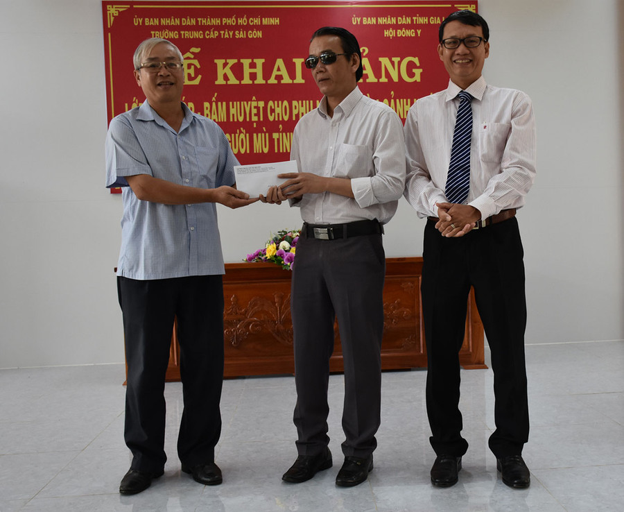 Thạc sĩ, bác sĩ Nguyễn Khắc Thương-Hiệu trưởng Trường Trung cấp Tây Sài Gòn trao tiền hỗ trợ cho các học viên của Hội Người mù tỉnh. Ảnh: Hà Phương Thạc sĩ, Bác sĩ Nguyễn Khắc Thương-Hiệu trưởng Trường Trung cấp Tây Sài Gòn trao tiền hỗ trợ cho các học viên của Hội người mù tỉnh. Ảnh: Hà Phương