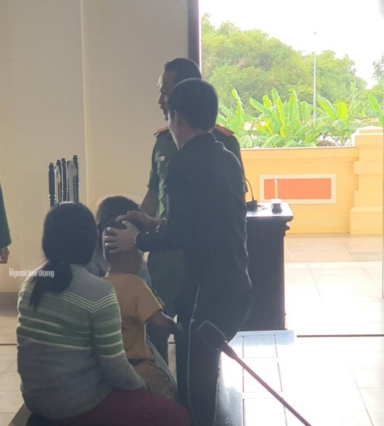 Vân ôm 2 con khóc nức nở tại toà Vân ôm 2 con khóc nức nở tại toà