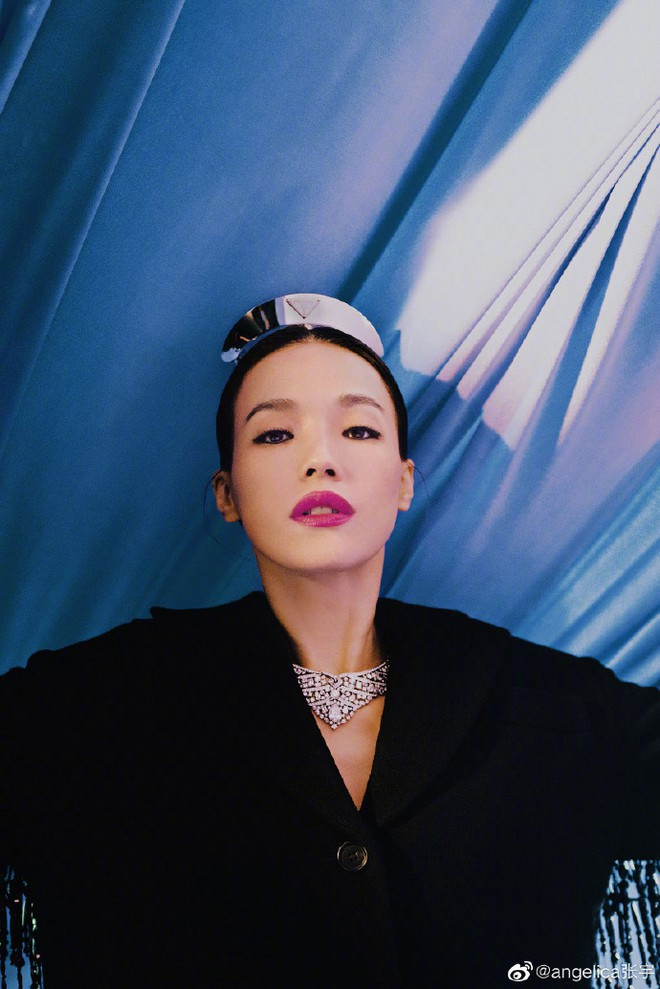 Hậu lấy chồng, Thư Kỳ vẫn hoạt động nghệ thuật sôi nổi. Ngoài ra, nữ nghệ sĩ cũng là tên tuổi được các tạp chí thời trang lớn “chọn mặt gửi vàng” ẢNH: WEIBO NV