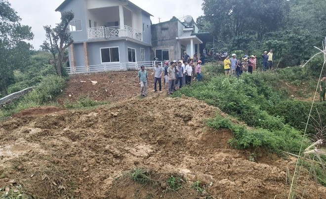 Công tác cứu hộ, cứu nạn vẫn đang được triển khai - Ảnh: Trùng Dương Công tác cứu hộ, cứu nạn vẫn đang được triển khai - Ảnh: Trùng Dương