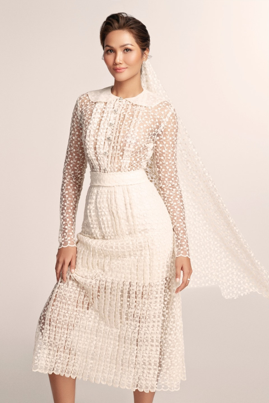 “Người phụ nữ sẽ đẹp nhất khi khoác lên chiếc váy khiến họ cảm thấy thoải mái và tự tin nhất. Khi đó, họ được là chính mình, ở phiên bản hoàn hảo, xinh đẹp, và hạnh phúc nhất” - H'hen Niê nói thêm. Ảnh: Milor Trần