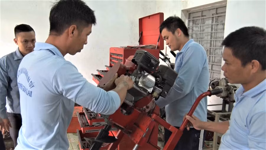Các học viên thực hành sửa chữa máy nông cụ. Ảnh: Hà Đức Thành
