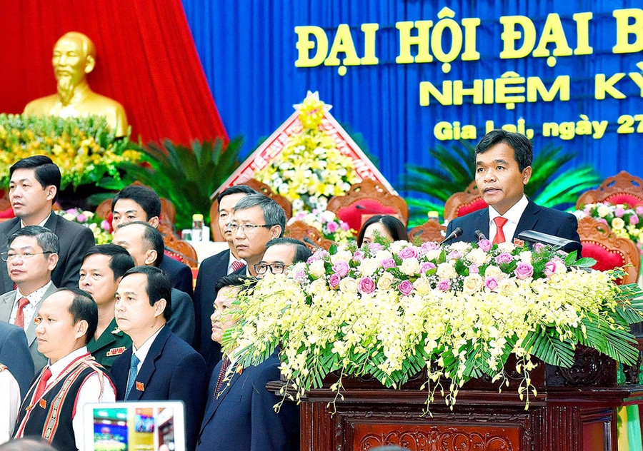 Đồng chí Hồ Văn Niên-Ủy viên dự khuyết Ban Chấp hành Trung ương Đảng, Bí thư Tỉnh ủy, Trưởng đoàn đại biểu Quốc hội tỉnh thay mặt Ban Chấp hành Đảng bộ tỉnh phát biểu nhận nhiệm vụ trước Đại hội. Ảnh: Đức Thụy Đồng chí Hồ Văn Niên-Ủy viên dự khuyết Ban Chấp hành Trung ương Đảng, Bí thư Tỉnh ủy, Trưởng đoàn đại biểu Quốc hội tỉnh thay mặt Ban Chấp hành Đảng bộ tỉnh phát biểu nhận nhiệm vụ trước Đại hội. Ảnh: Đức Thụy