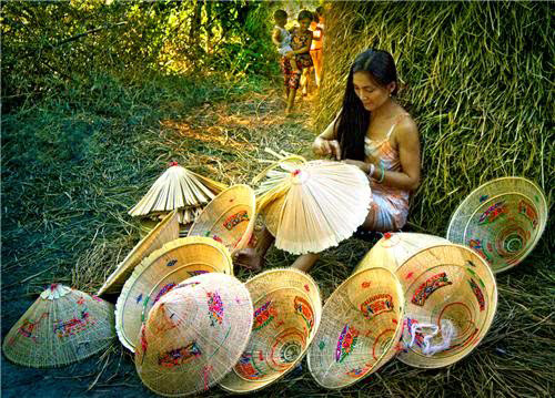 Thiếu nữ Huế và nón bài thơ. Thiếu nữ Huế và nón bài thơ.