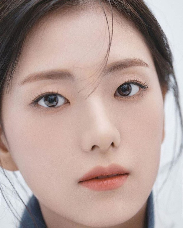 Được khán giả Hàn khen là “đẹp như hoa hậu” nhưng Ji Soo từng khẳng định cô là người kém sắc nhất trong gia đình. Theo cô, chị gái Kim Ji Yoon xinh đẹp hơn mình. Ảnh: Knet