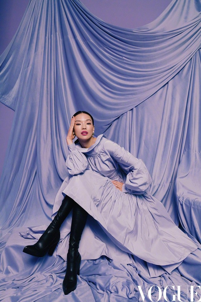 Trên Sina và trang Instagram của Vogue, những hình ảnh mới của Thư Kỳ gây chú ý và thu hút nhiều bình luận. Nhan sắc trẻ trung ở tuổi tứ tuần của cô cũng được không ít khán giả tán thưởng ẢNH: CHỤP MÀN HÌNH SINA