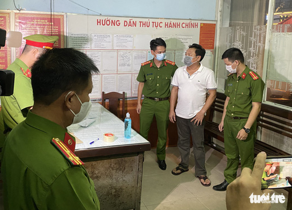  Cơ quan công an tống đạt quyết định khởi tố và bắt tạm giam ông Phạm Thanh - Ảnh: Đ.C.