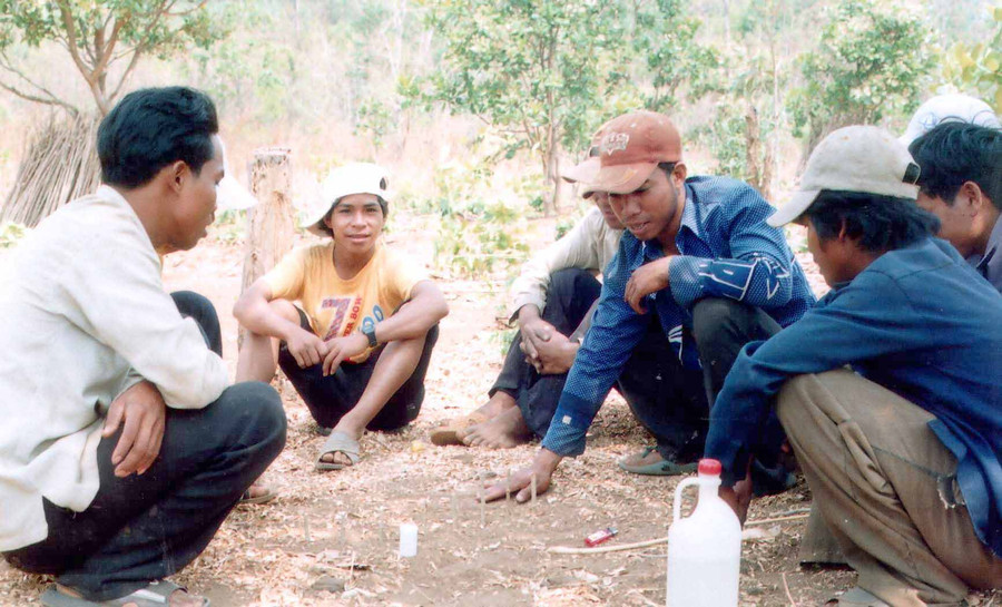  Anh Ksor Hun (thứ 3 từ phải sang) giải thích cho thanh niên làng nghe luật Tum b’rai (ảnh chụp năm 2005). Ảnh: Ngọc Tấn 