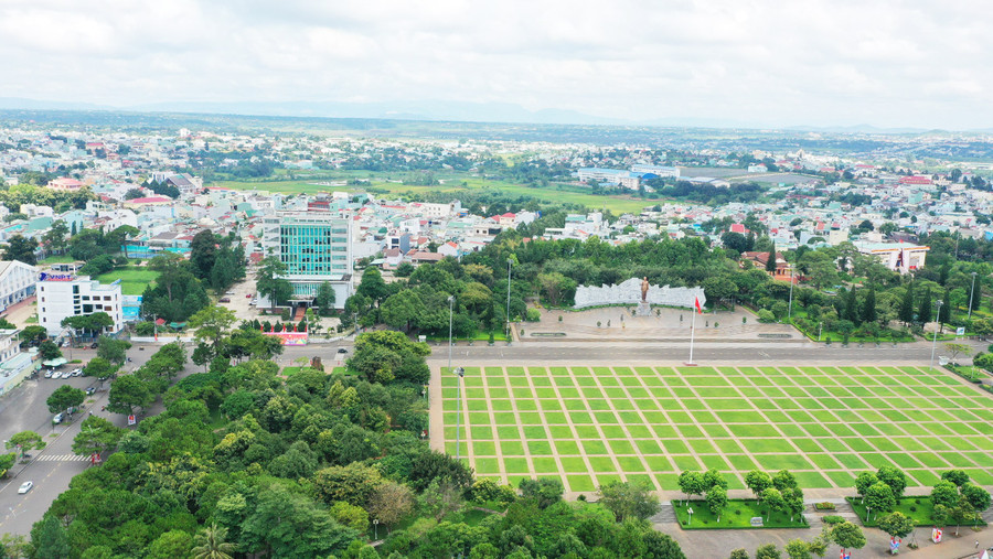 Quảng trường Đại Đoàn Kết được ví như lá phối xanh giữa lòng thành phố, tạo điểm nhấn cho đô thị Pleiku. Ảnh: Quang Tấn