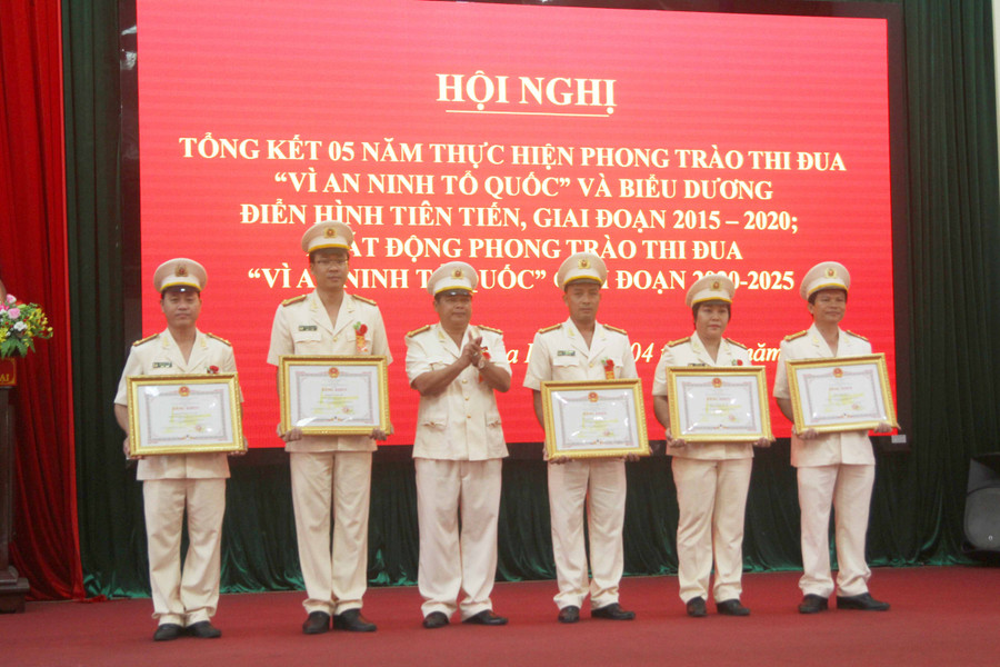 Thượng tá Y Mai Anh (thứ 2 từ phải sang) nhận bằng khen của Chủ tịch UBND tỉnh vì có thành tích xuất sắc trong phong trào thi đua “Vì an ninh Tổ quốc” giai đoạn 2015-2020. Ảnh: Lê Văn Ngọc