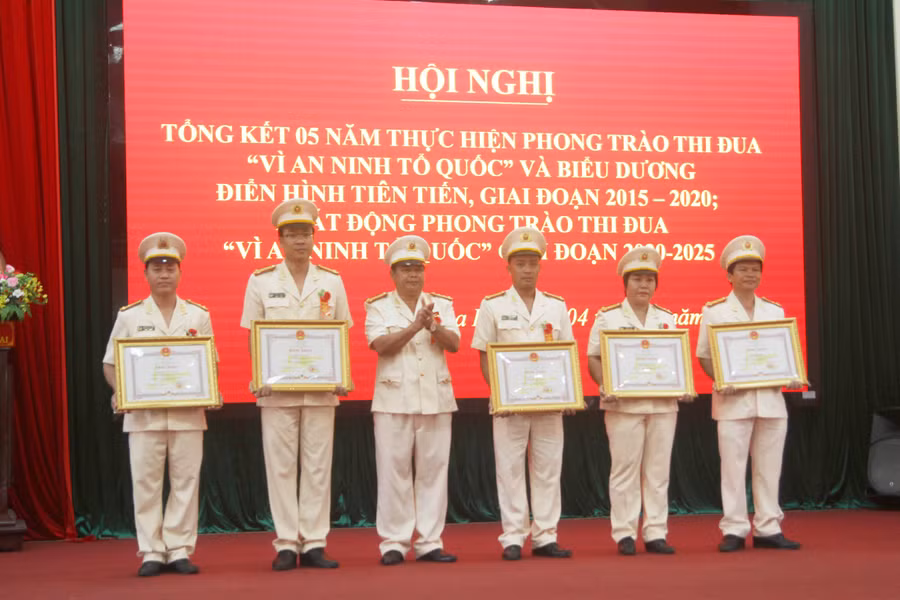 Thượng tá Y Mai Anh (thứ 2 từ phải sang) nhận bằng khen của Chủ tịch UBND tỉnh vì có thành tích xuất sắc trong phong trào thi đua “Vì an ninh Tổ quốc” giai đoạn 2015-2020. Ảnh: Lê Văn Ngọc