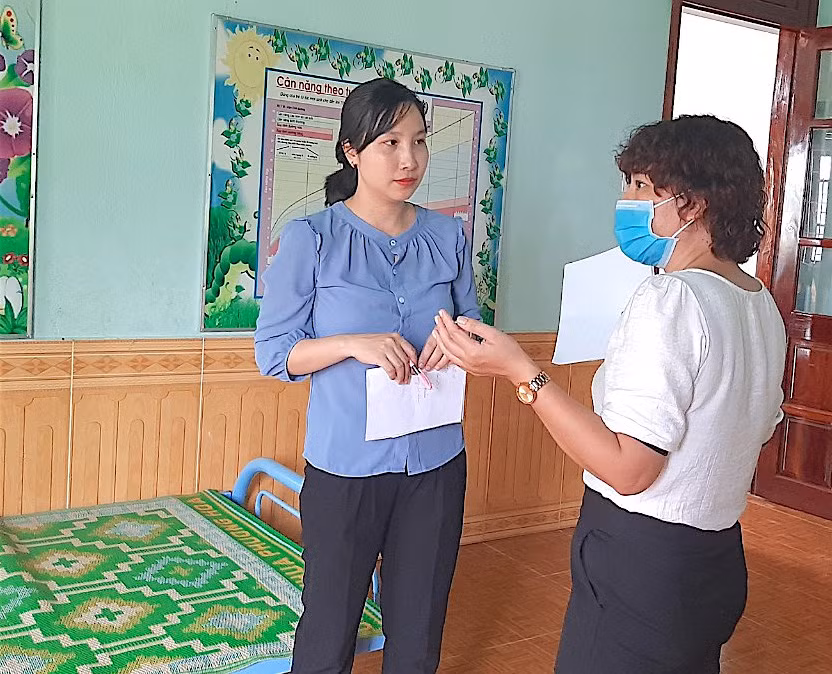 Đoàn tiến hành kiểm tra tại Trường Mầm non 18 4 thuộc Công ty 72 (Binh đoàn 15) đóng chân trên địa bàn xã Ia Pnôn, huyện Đức Cơ. Ảnh: Mộc Trà