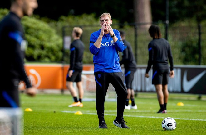 HLV Hà Lan Dwight Lodeweges sẵn sàng làm nhiệm vụ do Koeman để lại AFP