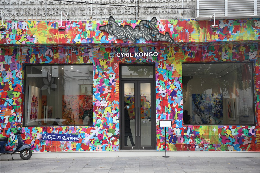 Phòng tranh của huyền thoại graffiti - Cyril Kongo - nằm ở góc phố Tràng Tiền của Hà Nội. Nơi này trưng bày các tác phẩm nghệ thuật tiêu biểu trong sự nghiệp của ông. Địa điểm ông chọn trưng bày nằm nổi bật trên tuyến phố, với màu sắc sặc sỡ thu hút rất nhiều ánh nhìn của bất cứ ai đi qua đây. Phòng tranh của huyền thoại graffiti - Cyril Kongo - nằm ở góc phố Tràng Tiền của Hà Nội. Nơi này trưng bày các tác phẩm nghệ thuật tiêu biểu trong sự nghiệp của ông. Địa điểm ông chọn trưng bày nằm nổi bật trên tuyến phố, với màu sắc sặc sỡ thu hút rất nhiều ánh nhìn của bất cứ ai đi qua đây.