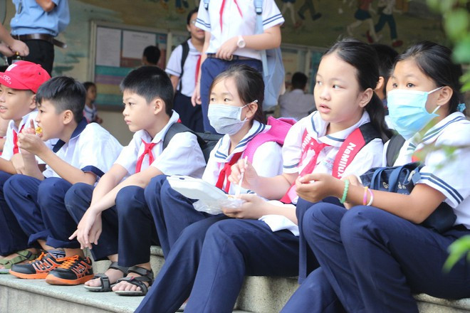 Đầu năm, học sinh các trường đều có hàng chục khoản thu, trong đó gồm cả khoản thu tự nguyện, thỏa thuận và thu theo quy định - Ảnh:Nguyễn Loan Đầu năm, học sinh các trường đều có hàng chục khoản thu, trong đó gồm cả khoản thu tự nguyện, thỏa thuận và thu theo quy định - Ảnh:Nguyễn Loan
