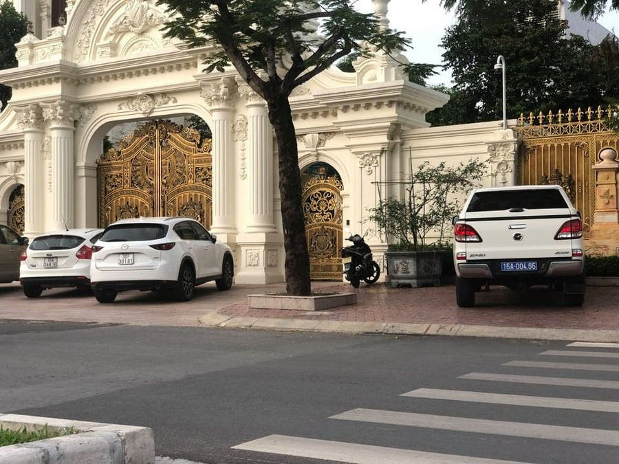 Nhiều xe biển xanh chở lực lượng chức năng Hải Phòng đến khám nhà đại gia Ngô Văn Phát chiều 8.9 - ảnh HH