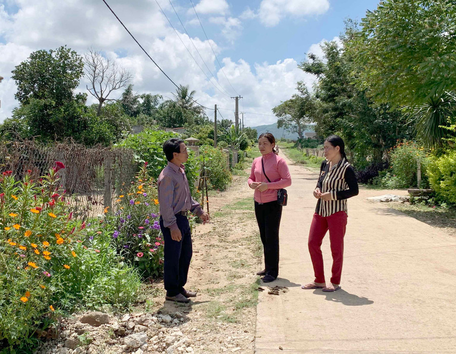 Cán bộ, đảng viên Chi bộ làng Bung Bang Hven (xã Yang Bắc, huyện Đak Pơ) trao đổi về việc tuyên truyền để thay đổi nếp nghĩ, cách làm của người dân. Ảnh: Phương Vi