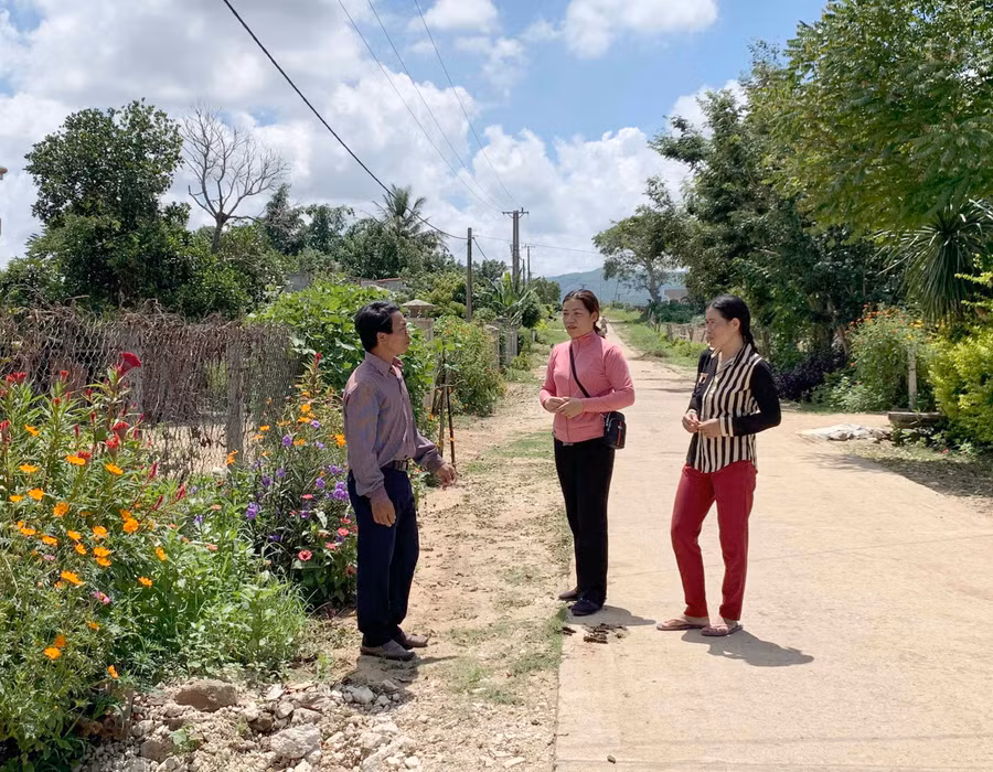 Cán bộ, đảng viên Chi bộ làng Bung Bang Hven (xã Yang Bắc, huyện Đak Pơ) trao đổi về việc tuyên truyền để thay đổi nếp nghĩ, cách làm của người dân. Ảnh: Phương Vi