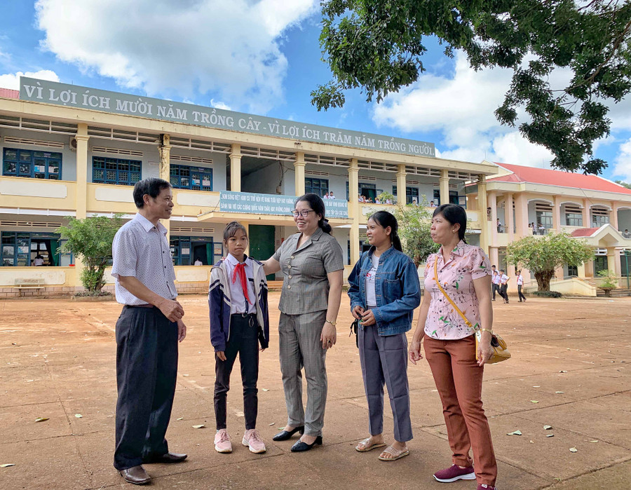 Nhờ sự nâng đỡ kịp thời của Hội LHPN mà con đường tới trường của em Rơ Mah Vàng dài rộng hơn. Ảnh Hoàng Ngọc 