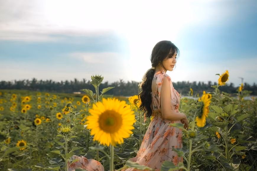 'Ecopark có rất nhiều mùa hoa, mỗi tháng tôi lại cùng gia đình qua đây ít nhất một lần để ngắm những mùa hoa và tránh xa bụi bặm trong thành phố. Gia đình tôi cũng dự định sẽ chuyển về ở bên này vì quá yêu thích môi trường xanh mát, nhiều hoa ở đây,' Duy Dương - một du khách chia sẻ.