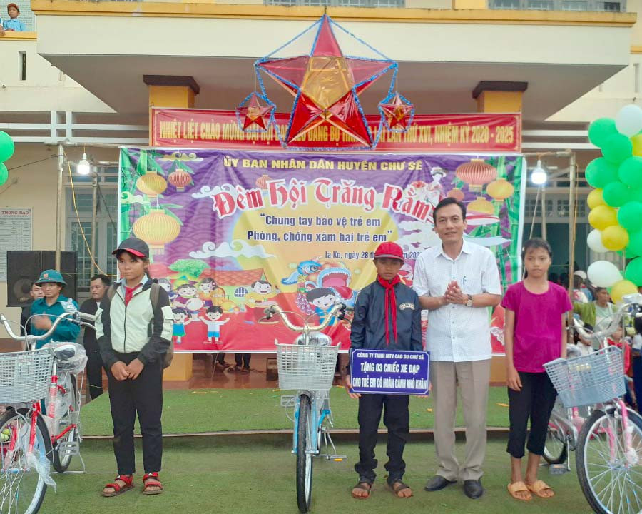 Ông Vương Đức Thông –Chủ tịch công đoàn Công ty TNHHMTV cao su Chư Sê tặng xe đạp cho học sinh xã Ia Ko. Ảnh: Hoàng Viên