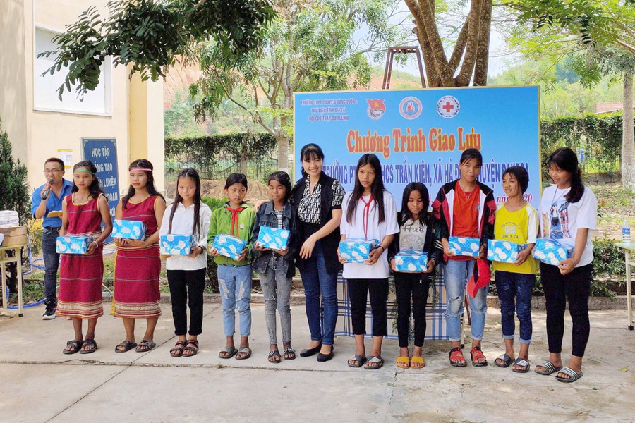 Cô Mai Thị Vui-Phó Hiệu trưởng Trường THPT chuyên Hùng Vương tặng quà học sinh khó khăn xã Hà Đông (huyện Đak Đoa). Ảnh: Phan Lài