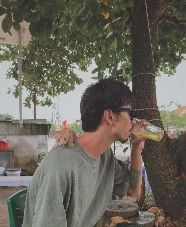 Rapper Đen Vâu tung ảnh đời thường rủ fan: “Trà đá đi!”.