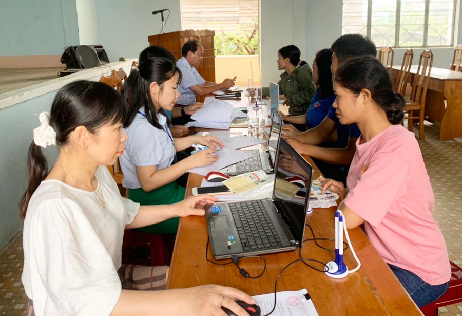  Người lao động tham gia tư vấn trực tiếp tại phiên giao dịch. Ảnh: Vũ Chi