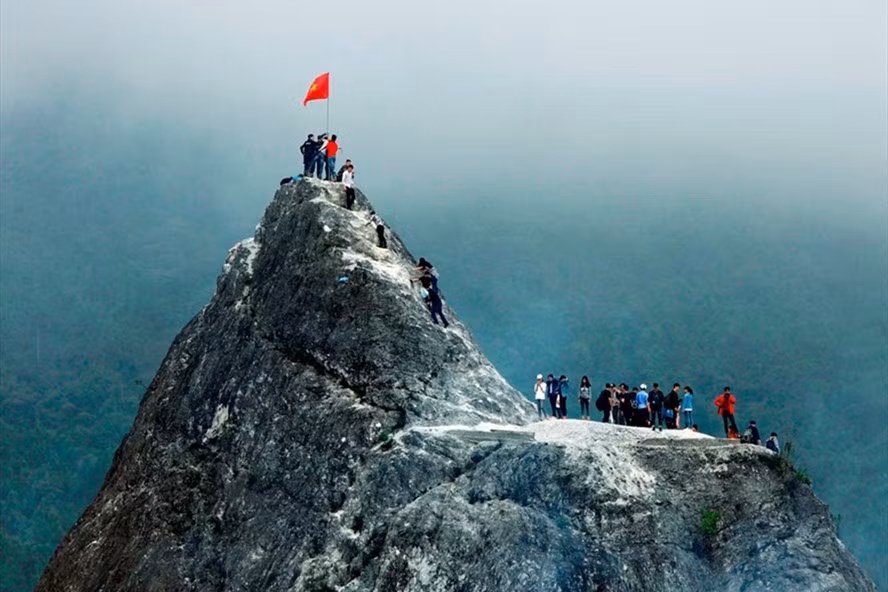 Chinh phục đỉnh cao. Ảnh: Phạm Vũ Dũng