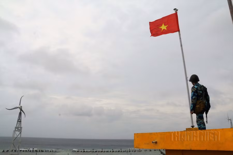 Chiến sĩ trực canh trên đảo Trường Sa Đông. ẢNH: MAI THANH HẢI