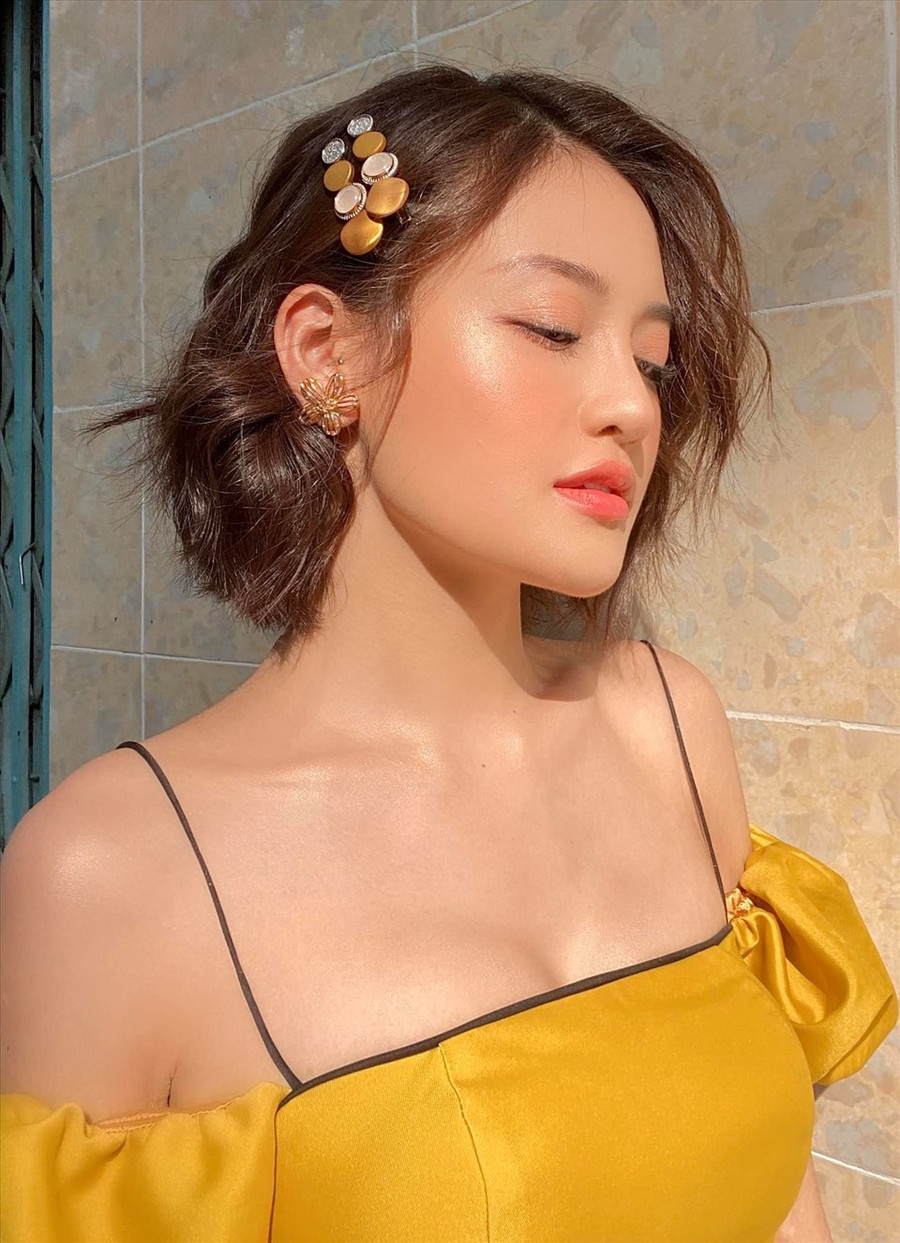 Ở ngoài đời, Thùy Anh gây ấn tượng với khán giả bởi nhan sắc trong trẻo, gợi cảm. Ảnh: NVCC.