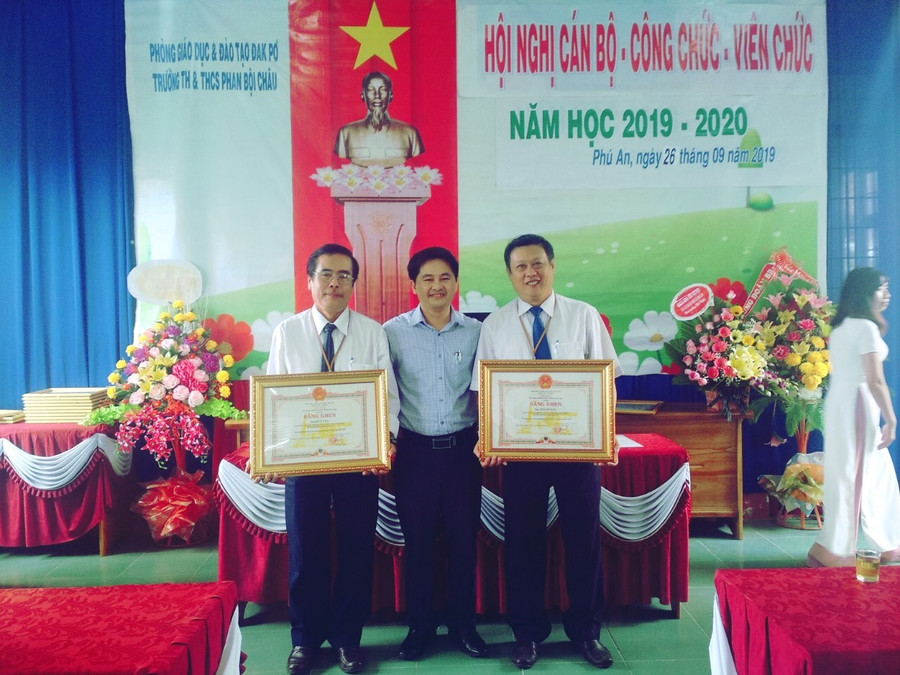 Thầy Thái Đình Hà (bìa phải) được các cấp, ngành tặng bằng khen vì có nhiều đóng góp cho ngành Giáo dục. Ảnh: Ngọc Minh