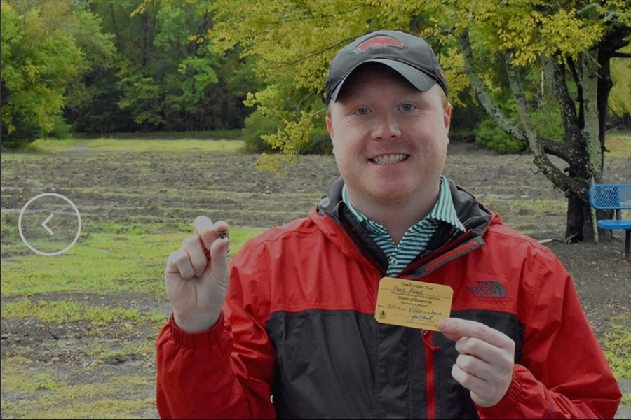  Anh Kinard chụp cùng viên kim cương 9,07 carat. Ảnh: AP