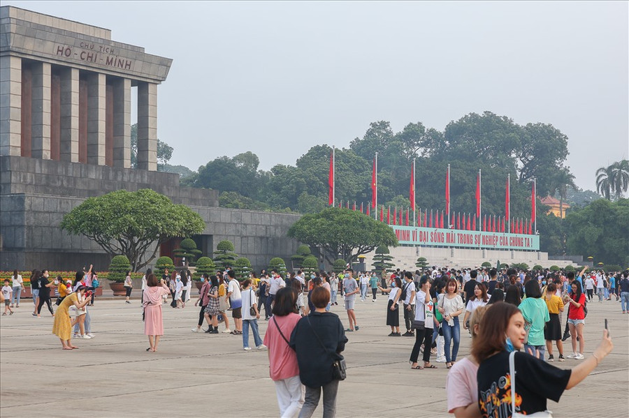 Quảng trường Ba Đình lịch sử nhắc nhở mỗi con người Việt Nam nhớ về thế hệ cha anh, những người đã ngã xuống để Tổ quốc có được nền độc lập, hòa bình dân tộc. Khơi gợi lòng yêu nước và tự hào dân tộc trong mỗi người dân Việt Nam. Quảng trường Ba Đình lịch sử nhắc nhở mỗi con người Việt Nam nhớ về thế hệ cha anh, những người đã ngã xuống để Tổ quốc có được nền độc lập, hòa bình dân tộc. Khơi gợi lòng yêu nước và tự hào dân tộc trong mỗi người dân Việt Nam.