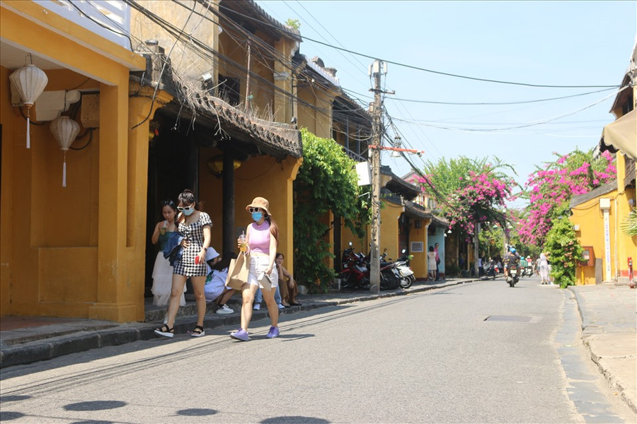 Ông Trương Ngọc Cảnh chủ shop đồ (phường Minh An, TP.Hội An) cho biết, những ngày cuối tuần thì khách đông lên do học sinh và các gia đình ở lân cận như Đà Nẵng vào tham quan, thấy rất là vui. Cửa hàng cũng là nhà tôi nên mới mở cửa còn các chủ khác đóng hết vì không có ai mua. Ông Trương Ngọc Cảnh chủ shop đồ (phường Minh An, TP.Hội An) cho biết, những ngày cuối tuần thì khách đông lên do học sinh và các gia đình ở lân cận như Đà Nẵng vào tham quan, thấy rất là vui. Cửa hàng cũng là nhà tôi nên mới mở cửa còn các chủ khác đóng hết vì không có ai mua.