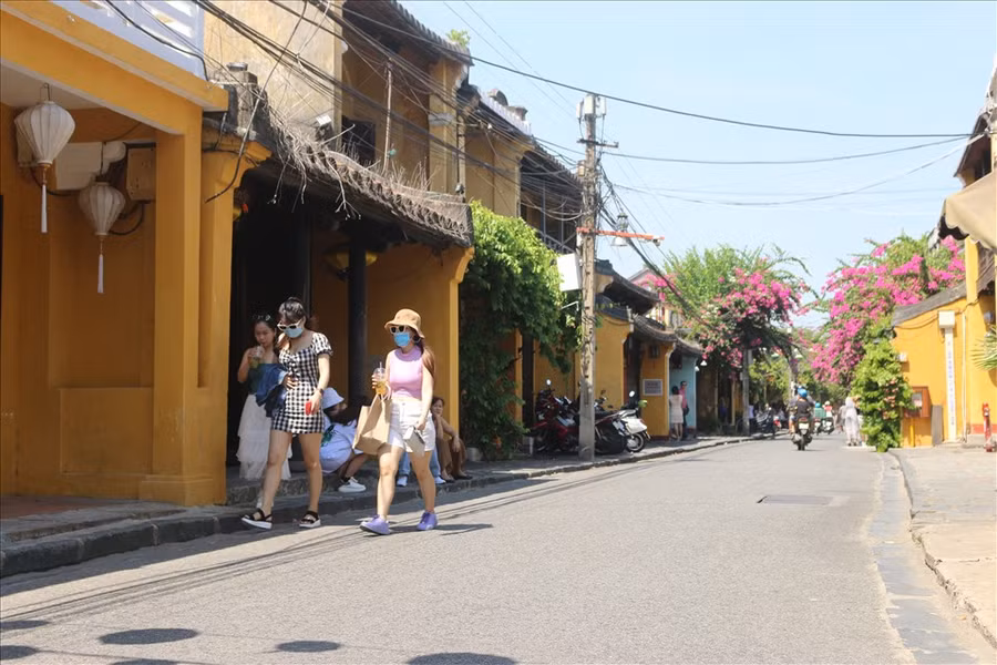 Ông Trương Ngọc Cảnh chủ shop đồ (phường Minh An, TP.Hội An) cho biết, những ngày cuối tuần thì khách đông lên do học sinh và các gia đình ở lân cận như Đà Nẵng vào tham quan, thấy rất là vui. Cửa hàng cũng là nhà tôi nên mới mở cửa còn các chủ khác đóng hết vì không có ai mua.