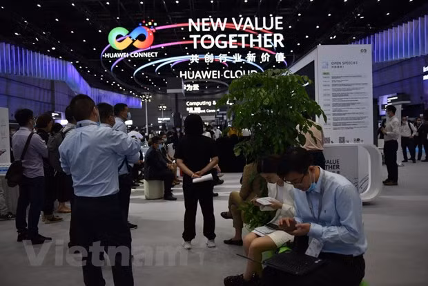 Đông đảo khách tham quan những gian hàng triển lãm của Huawei và các đối tác tại triển lãm công nghệ được tổ chức trong khuôn khổ sự kiện Kết nối Huawei 2020. (Ảnh: Tiến Trung/Vietnam+)