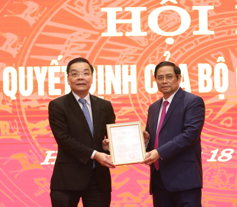 Ủy viên Bộ Chính trị, Trưởng Ban Tổ chức Trung ương Phạm Minh Chính trao quyết định điều động nhân sự với tân Phó Bí thư Thành uỷ Hà Nội Chu Ngọc Anh Ủy viên Bộ Chính trị, Trưởng Ban Tổ chức Trung ương Phạm Minh Chính trao quyết định điều động nhân sự với tân Phó Bí thư Thành uỷ Hà Nội Chu Ngọc Anh