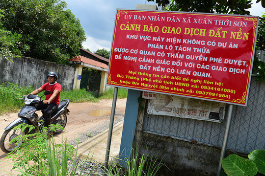 UBND xã Xuân Thới Sơn (huyện Hóc Môn, TP HCM) cảnh báo người dân không nên thực hiện giao dịch mua bán trên khu đất không được phép phân lô, tách thửa, phát triển nhà ở - Ảnh: QUANG ĐỊNH