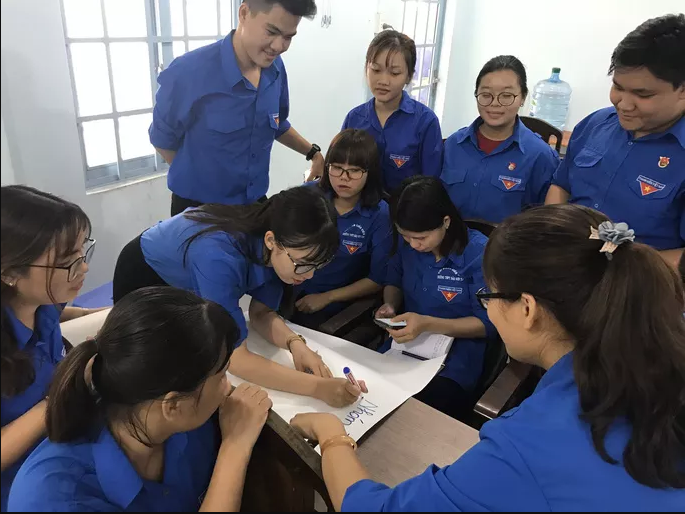 Thảo luận nhóm của các thành viên ở một CLB lý luận trẻ Thảo luận nhóm của các thành viên ở một CLB lý luận trẻ
